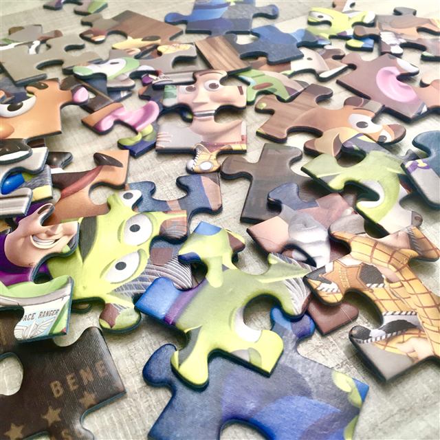 Pièces de puzzle colorées sur une table