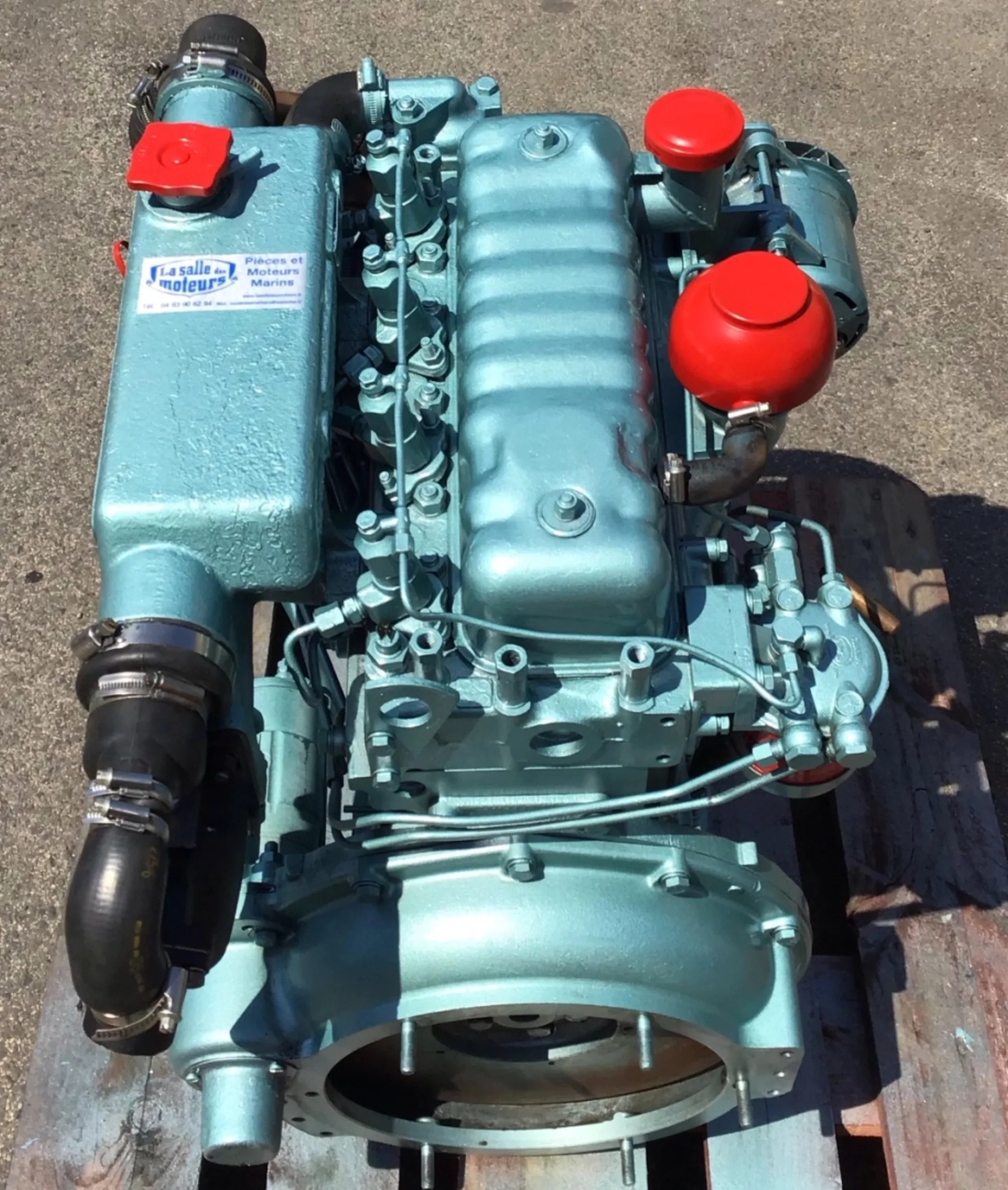 Moteur marin entièrement refait et repeint