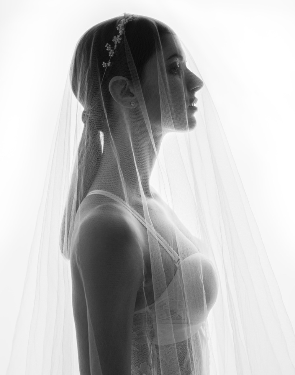 Silhouette en contre-jour sous un voile de tulle